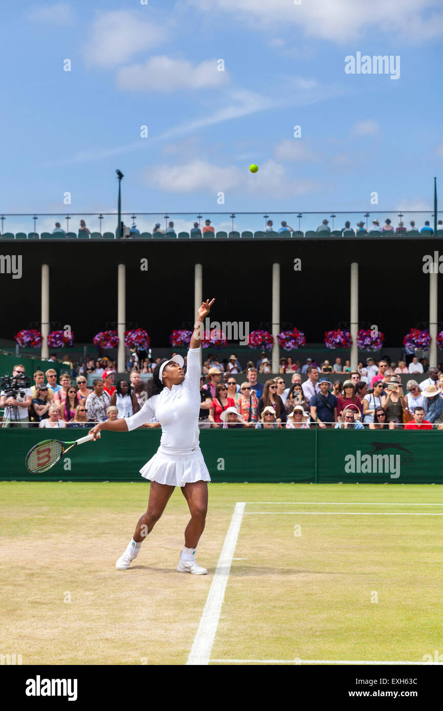 Serena Williams si riscalda il suo servire su Corte n. 5 durante i campionati di Wimbledon 2015 Foto Stock