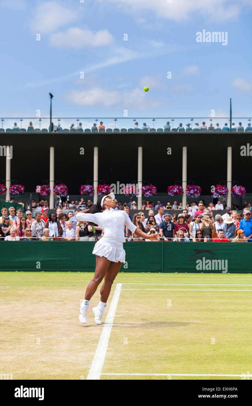 Serena Williams si riscalda il suo servire su corte n. 5 durante i campionati di Wimbledon 2015 Foto Stock
