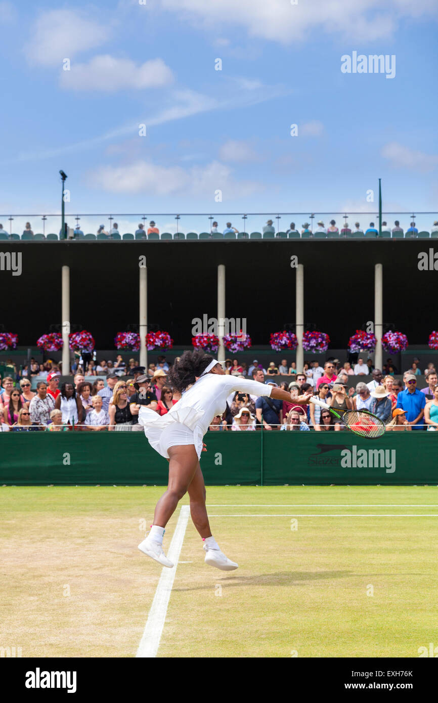 Serena Williams si riscalda il suo servire su corte n. 5 durante i campionati di Wimbledon 2015 Foto Stock