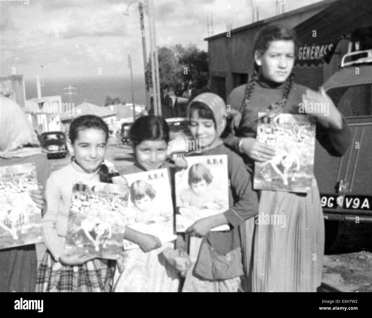 I bambini in Algeria ricevono regali di Natale, un gesto di buona volontà e di servizio alla comunità. Questa attività riflette gli sforzi di sensibilizzazione delle organizzazioni cristiane, compresi i gruppi mennoniti, per sostenere i bambini locali in un paese prevalentemente musulmano durante le festività. Foto Stock