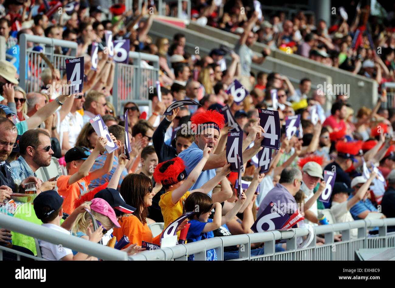 Ventole celebrando in mezzo alla folla a Emirates Old Trafford, Manchester, Inghilterra. T20 Blast partita di cricket Lancashire v Yorkshire Foto Stock