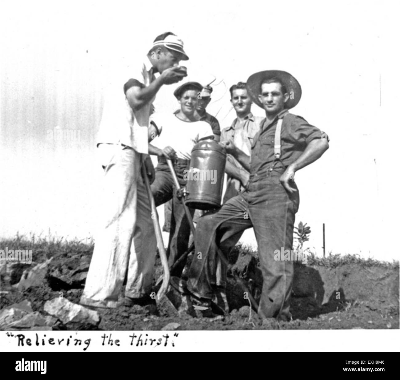 Al Civilian Public Service #24 di Hagerstown, Maryland, i partecipanti sono visti aiutare ad alleviare la sete, riflettendo il ruolo orientato ai servizi della comunità mennonita nel fornire aiuto e assistenza nei momenti di bisogno. Foto Stock