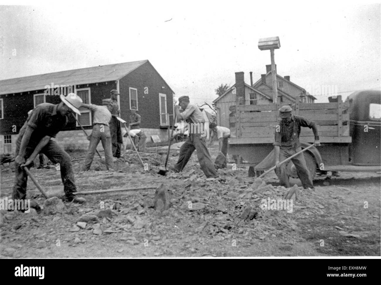 Questa immagine mostra i membri del servizio pubblico civile #24 a Hagerstown, Maryland, che partecipano a un programma di servizio pubblico durante la seconda guerra mondiale, incentrato sul lavoro non combattente. Foto Stock