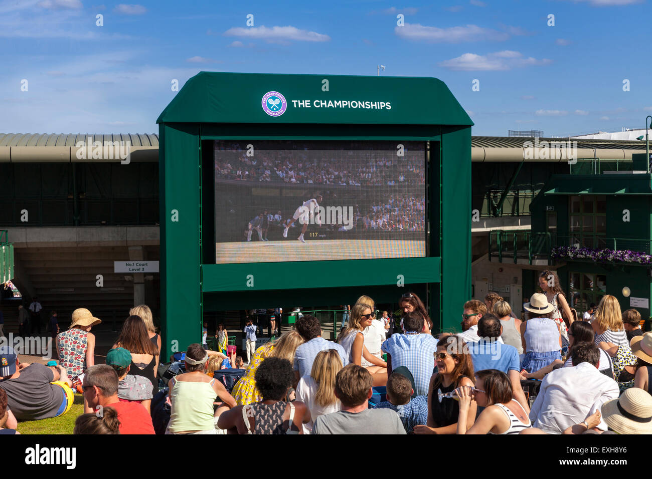 Spettatori guardare una partita di tennis su schermi dalla collina a Aorangi Terrace, noto anche come Henman Hill, durante il torneo di Wimbledon 2015 Foto Stock