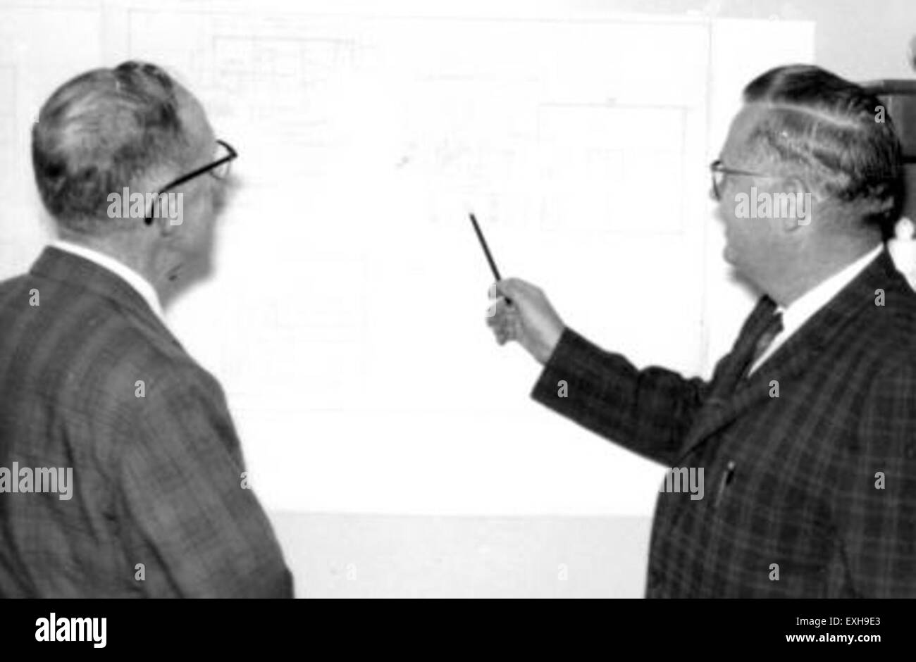 Clarence Ebersole e Samuel Janzen sono ritratti insieme, mostrando i loro ruoli nella leadership della comunità mennonita. Entrambi gli individui hanno contribuito alla crescita spirituale e sociale della comunità mennonita. Foto Stock