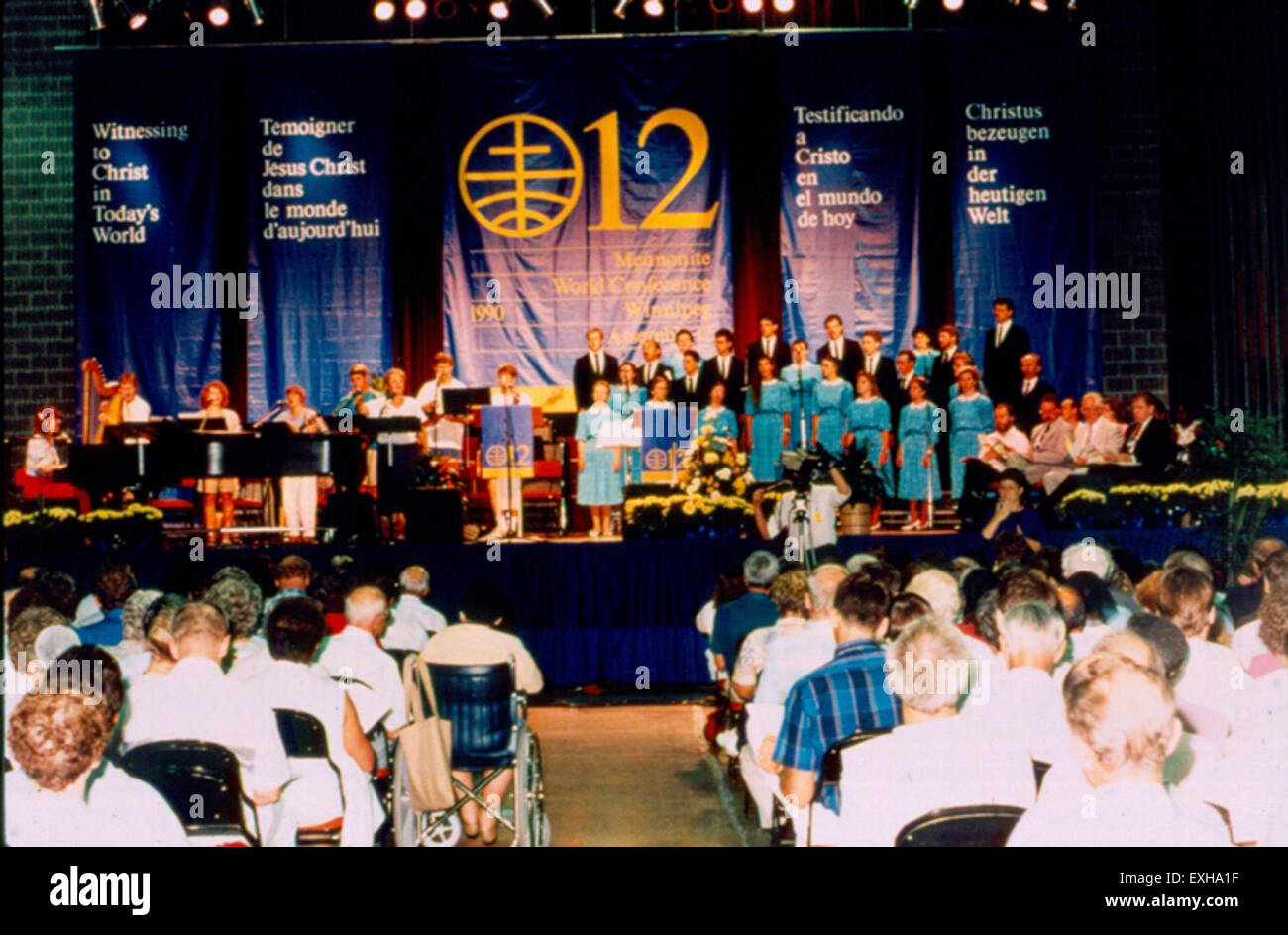 La Conferenza Mondiale Mennonita di Winnipeg, Manitoba, Canada, presenta un palcoscenico allestito nel Centro Congressi per un evento religioso su larga scala. La conferenza riunisce le comunità mennonite in tutto il mondo per la comunione, il culto e le discussioni sulla fede e il lavoro missionario. Foto Stock