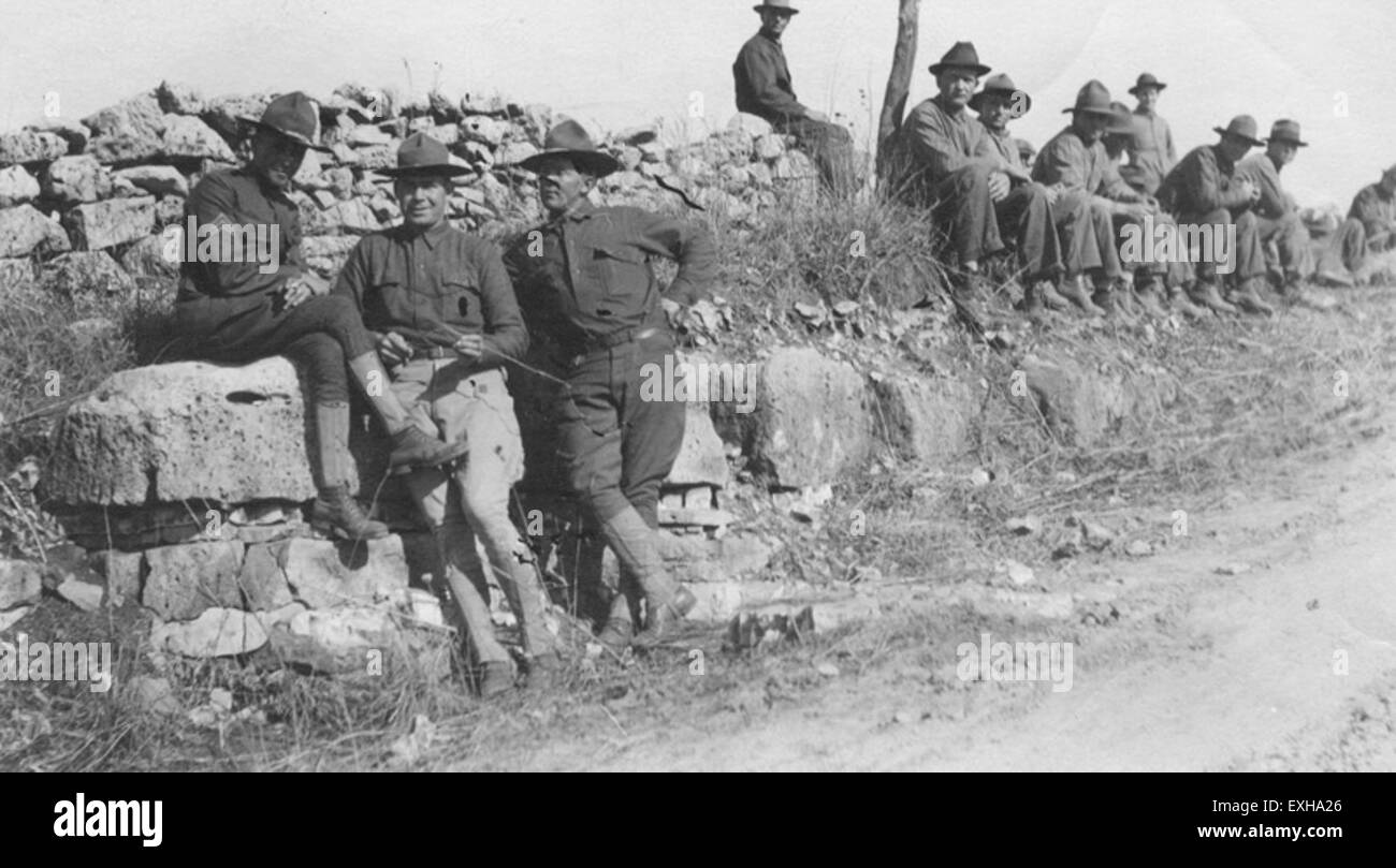 Gli obiettori di coscienza (COS) e gli ufficiali sono visti riposare durante un'escursione. Questo momento cattura il servizio pacifico e gli sforzi di costruzione della comunità del COS in programmi di servizio non violenti durante la guerra. Foto Stock