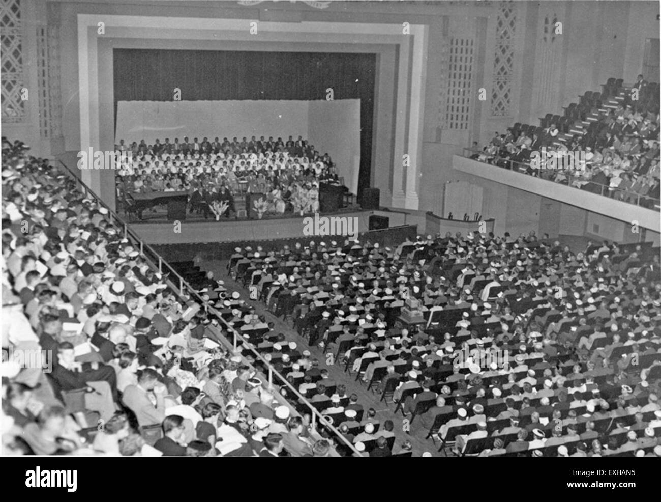 La riunione della Chiesa mennonita della Conferenza generale del 1956 ha riunito i membri per discutere le questioni della Chiesa, impegnarsi nel culto e rafforzare i loro legami con la comunità durante un anno significativo nella storia mennonita. Foto Stock