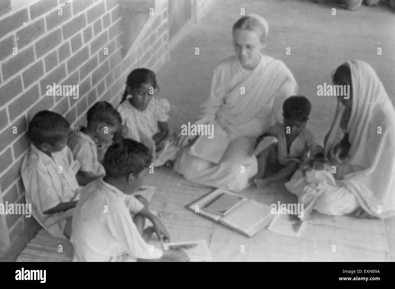 Questa fotografia del 1954 mostra Esther Kniss che insegna la scuola domenicale in India. L'immagine evidenzia il suo ruolo nell'educazione religiosa, in particolare nel contesto del Consiglio mennonita delle missioni, concentrandosi sull'apprendimento e lo sviluppo spirituale dei bambini in India. Foto Stock