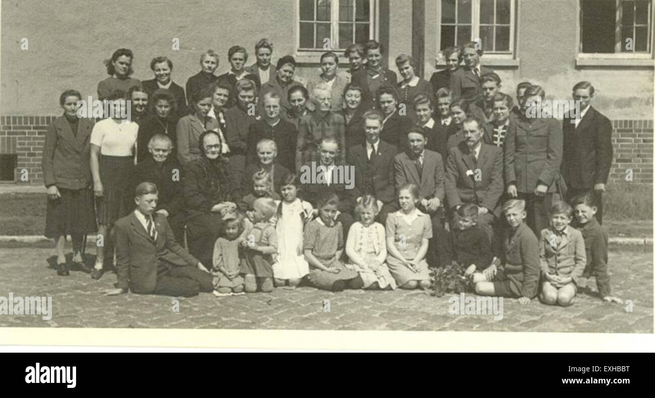 I bambini di Fallingbostel Camp, in Germania, hanno celebrato i loro compleanni durante il loro periodo di rifugiati dopo la seconda guerra mondiale. Arthur Voth, un dipendente del Comitato centrale mennonita, ha contribuito a fornire sostegno ai bambini del campo. Foto Stock