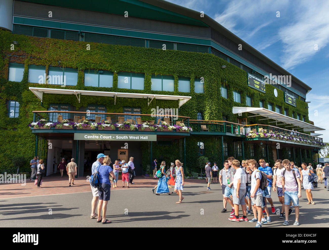 Centro corte esterna e il Sud Ovest Sala d'ingresso al All England Lawn Tennis Club durante i campionati di Wimbledon 2015 Foto Stock