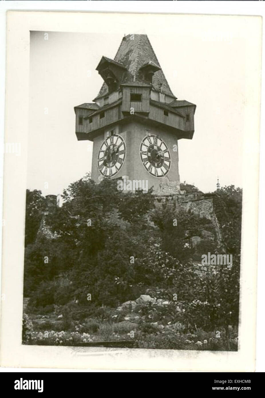 Rifugiati mennoniti a Graz, Austria, durante la seconda guerra mondiale, assistiti dal Comitato centrale mennonita. Questa foto mostra l'iconica torre dell'orologio di Graz, che segna un momento storico di rifugio per i mennoniti sfollati. Foto Stock