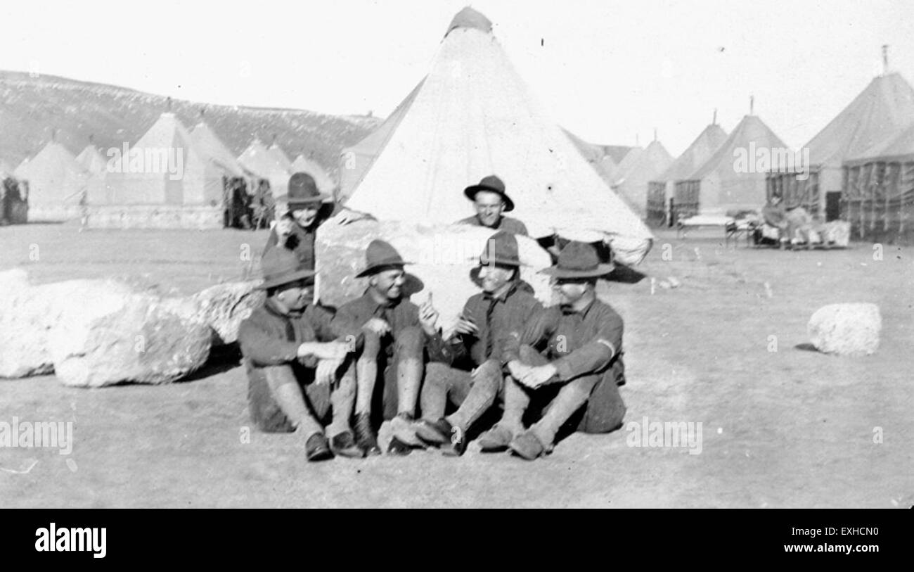Un gruppo a Camp Funston, probabilmente un raduno di individui coinvolti in un'attività religiosa o basata sulla comunità durante il loro tempo lì. Camp Funston, situato in Kansas, è stato storicamente utilizzato per scopi militari, ma ha anche ospitato varie comunità e gruppi religiosi. Questa foto cattura l'unità e la concentrazione dei partecipanti. Foto Stock