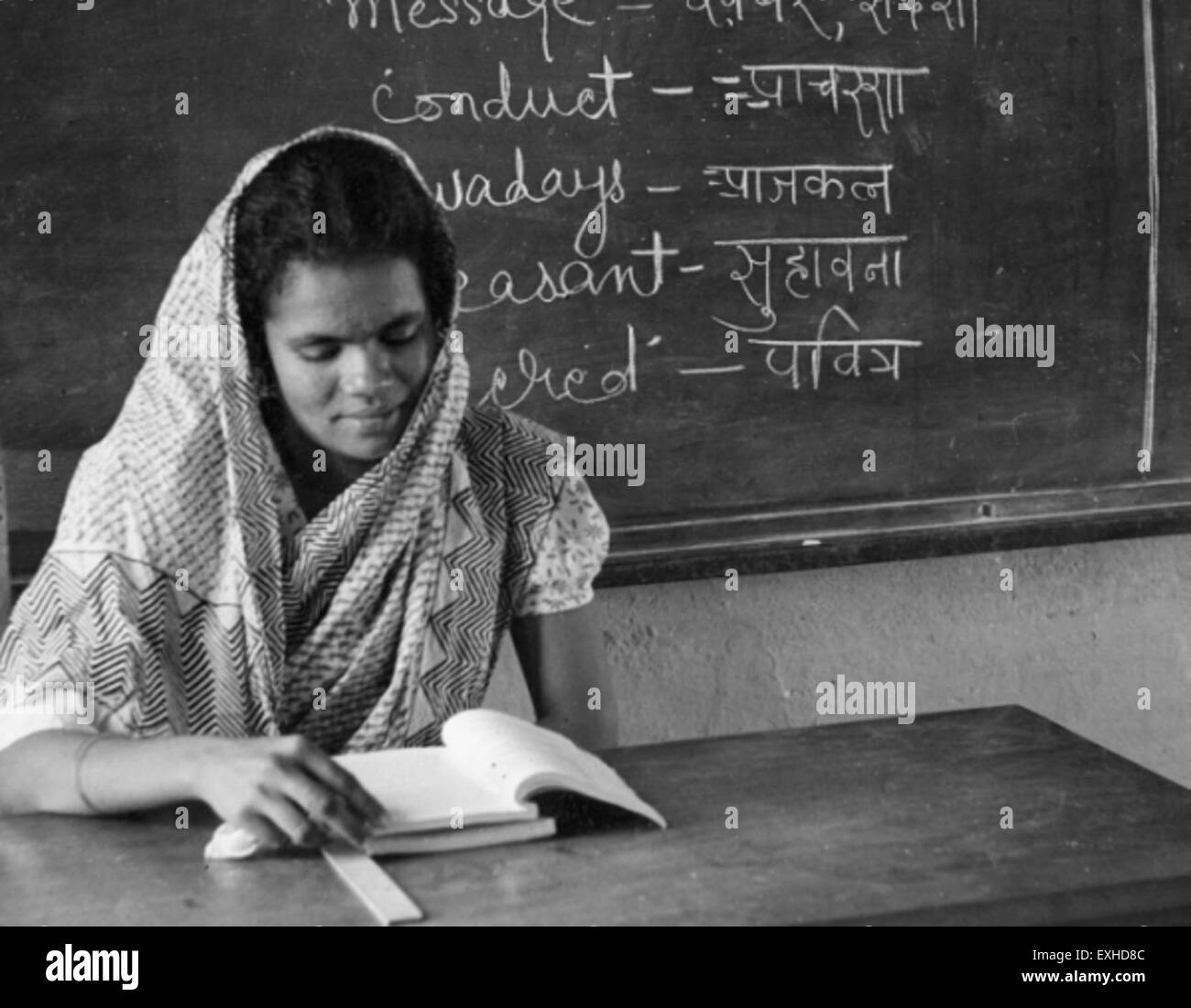 Helen Bisahu, insegnante di inglese in India nel 1950, faceva parte dello sforzo del Consiglio mennonita delle missioni per promuovere la sensibilizzazione educativa. Insegnando inglese nelle comunità rurali, si è concentrata sulla fornitura di competenze linguistiche che hanno contribuito allo sviluppo della comunità e hanno dato nuove opportunità agli individui locali. Foto Stock
