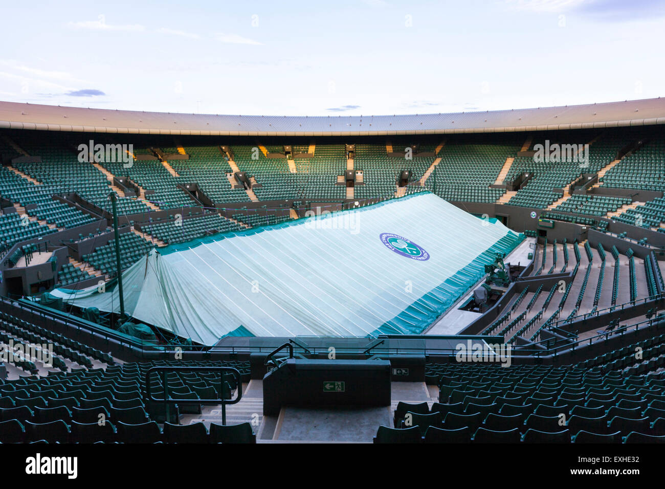 Corte No.1 dopo l'ultimo match della giornata in tutti England Lawn Tennis Club durante i campionati di Wimbledon, Londra Foto Stock
