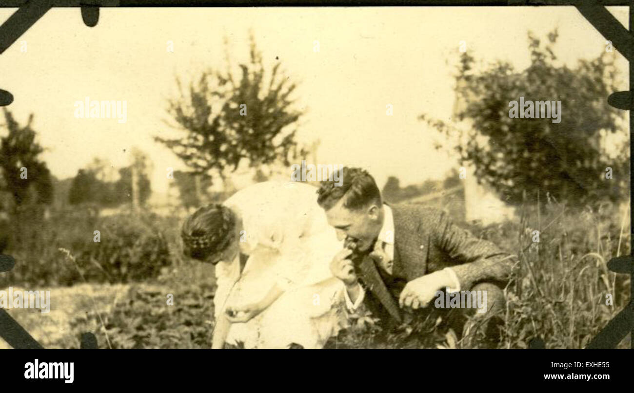 Questa immagine o scenario chiede se il luogo è Cloverdale e se Ernest E. Miller e Orie O. Miller sono presenti, possibilmente in relazione al loro lavoro o coinvolgimento nella comunità o negli sforzi della missione mennonita. Foto Stock