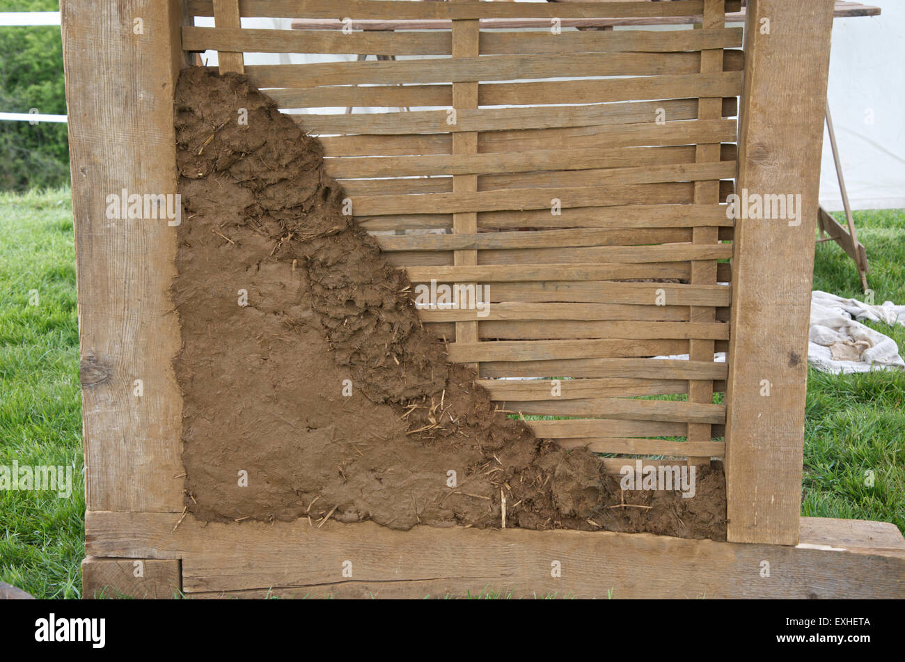 Dimostrazione della casa medioevale a tecniche di costruzione : Graticcio daub e pareti. Foto Stock