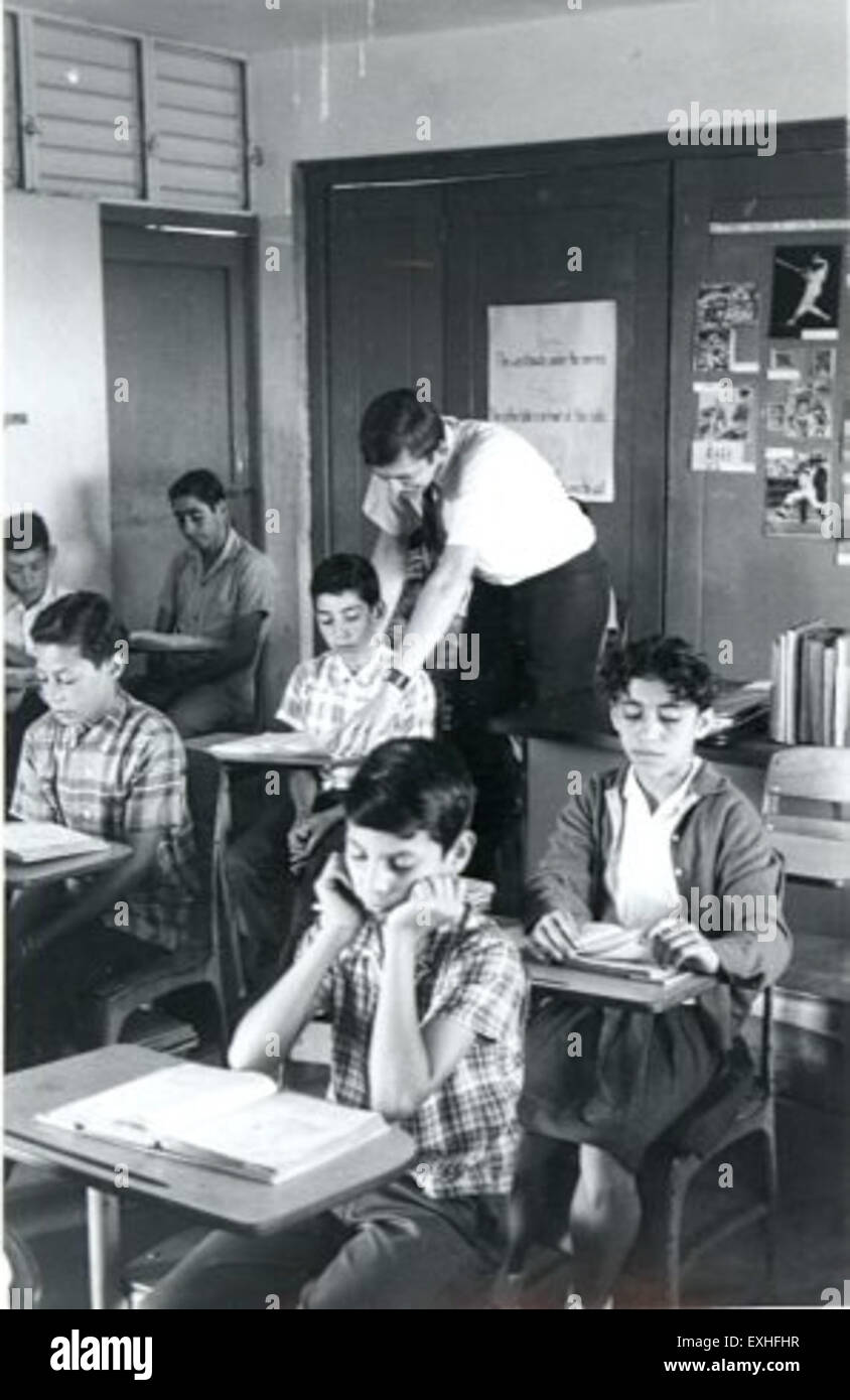 Levi Miller ha lavorato come insegnante di inglese presso l'unità di servizio volontario del Consiglio delle missioni mennonita a Porto Rico, fornendo opportunità educative per i giovani locali nella città di Botijas. Foto Stock