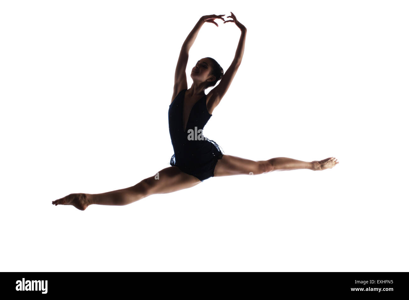 Silhouette di una bellissima femmina ballerina isolato su uno sfondo bianco. La ballerina è a piedi nudi e con indosso un body scuro Foto Stock