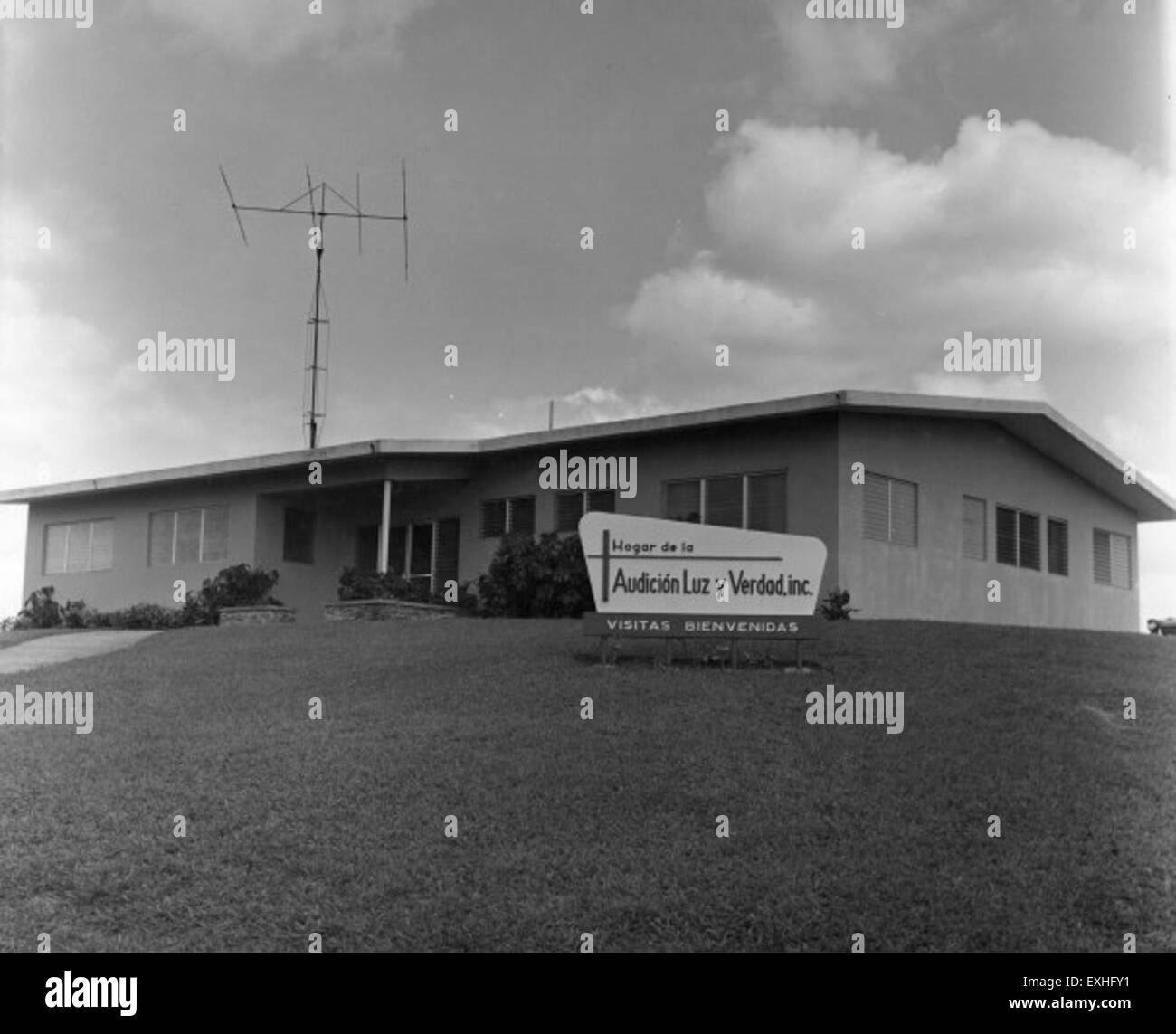 Una fotografia dell'ufficio di Luz y Verdad ad Aibonito, Porto Rico, che cattura lo stile architettonico e l'ambientazione di questa location. L'immagine è incompleta, ma offre uno sguardo agli spazi commerciali e comunitari della città. Foto Stock