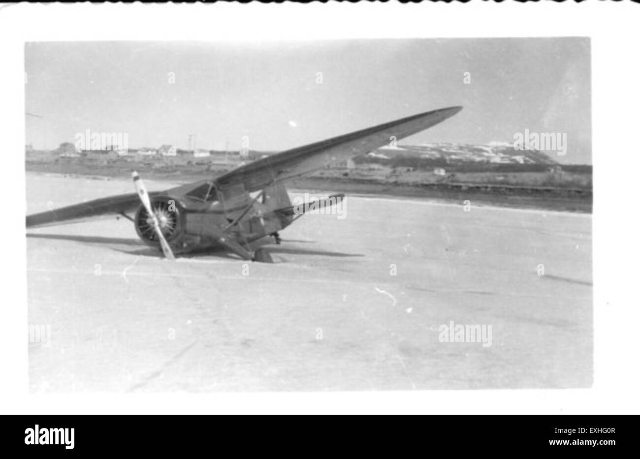Una foto storica di un aereo postale che vola sopra il ghiaccio ghiacciato del fiume. Questa immagine illustra il ruolo dell'aviazione precoce nelle consegne postali durante le dure condizioni invernali, evidenziando le sfide e la resilienza delle operazioni di posta aerea nella storia dell'aviazione. Foto Stock