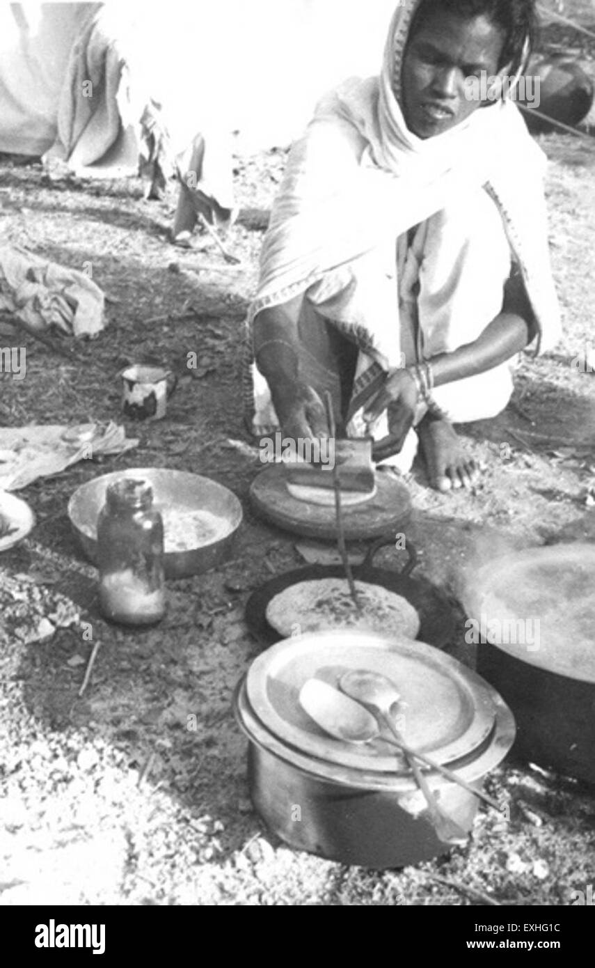 Una fotografia di un ritiro delle donne del 1964 in India, che mostra le donne impegnate nel processo di preparazione del pane. L'immagine riflette la vita rurale e gli aspetti comuni del ritiro durante questo periodo. Foto Stock