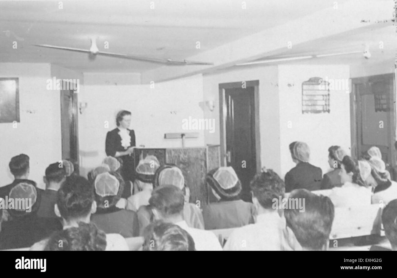 La Comunità mennonita di Milford, Nebraska, è raffigurata in questa immagine della società letteraria civile del servizio pubblico, che mette in evidenza il servizio e l'impegno della Chiesa mennonita nei confronti dei valori non violenti durante la metà del XX secolo. Foto Stock