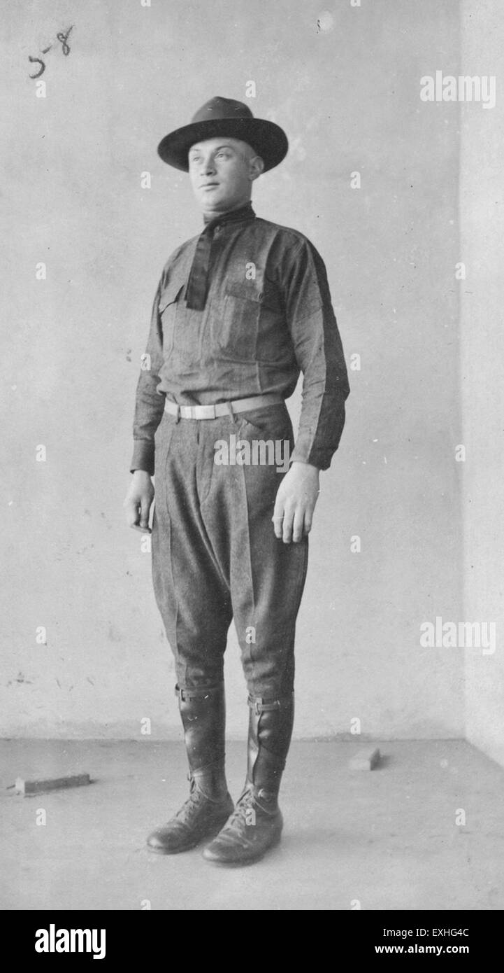 Questa immagine storica raffigura un uomo in uniforme, probabilmente della fine del XVIII secolo, che mostra l'abbigliamento militare dell'epoca. Lo stile dell'uniforme suggerisce il suo uso all'interno delle forze militari europee durante quel periodo. Foto Stock