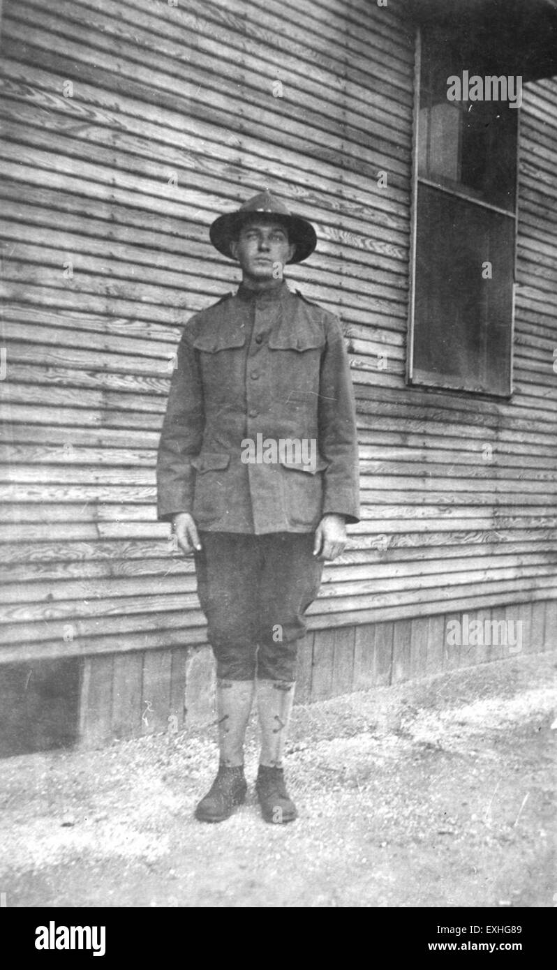 Questa immagine raffigura un uomo in uniforme militare, che mostra l'abbigliamento tradizionale indossato dai membri del servizio. I dettagli dell'uniforme riflettono il significato storico e culturale dell'abbigliamento militare nel periodo che rappresenta. Foto Stock