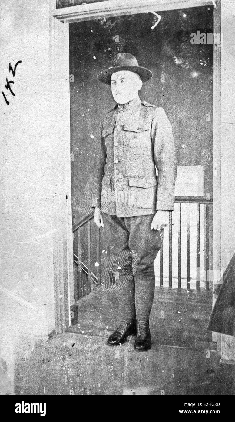 Questa fotografia d'epoca cattura un uomo in uniforme, probabilmente dell'inizio del XX secolo, che riflette l'abbigliamento militare o civile del periodo. L'immagine offre un'istantanea del design uniforme dell'era e dei ruoli sociali. Foto Stock