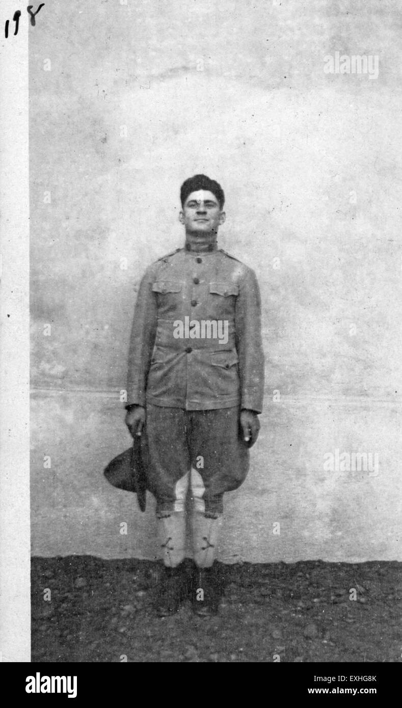 Una fotografia storica di un uomo in uniforme, che riflette l'abbigliamento militare e la tradizione delle uniformi nella storia. Foto Stock