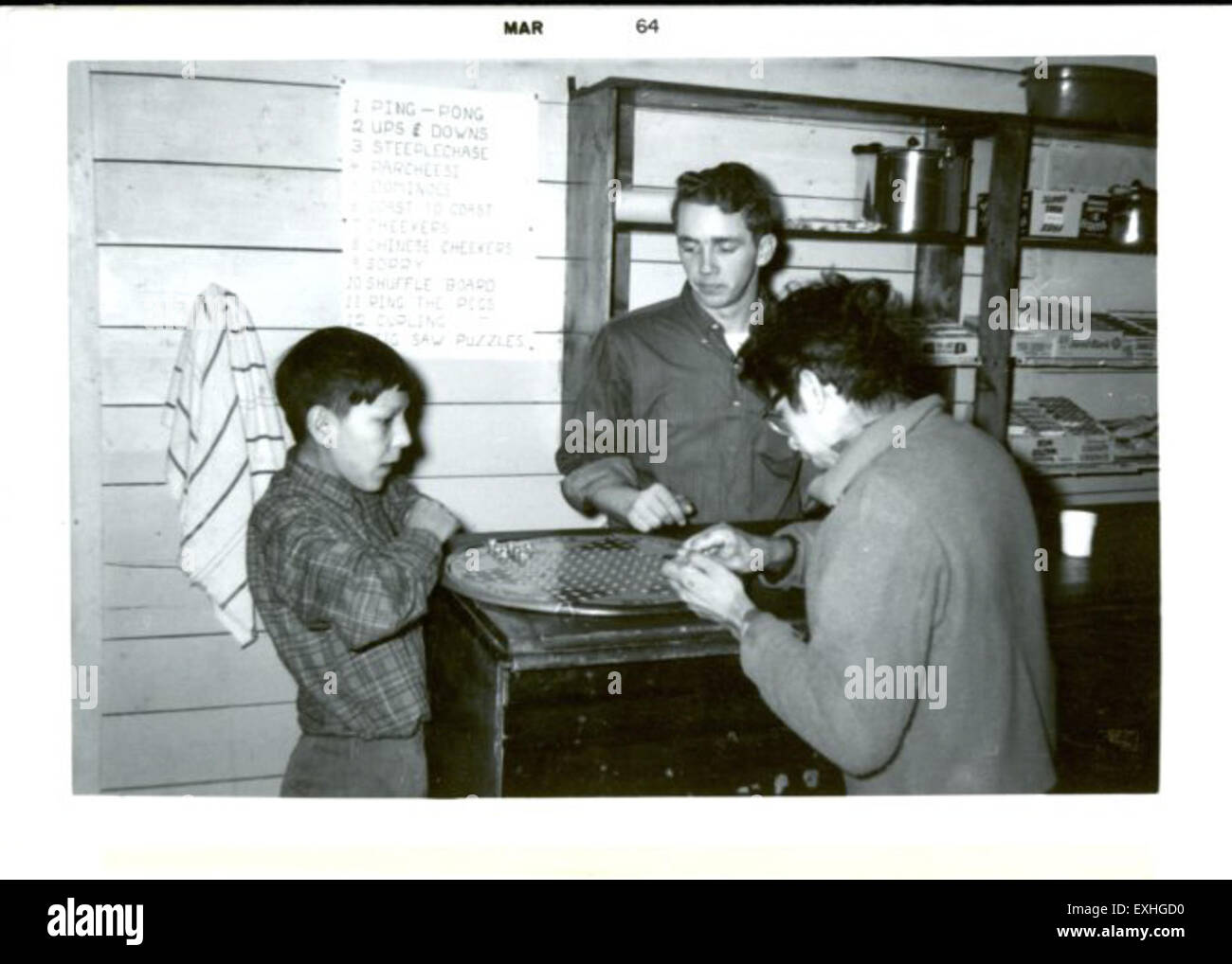 Questa foto cattura la partita delle damane cinesi giocata al Marlboro Youth Center di Alberta. Rappresenta un evento comunitario sostenuto dal Consiglio mennonita delle missioni e del servizio volontario, che enfatizza il volontariato e lo scambio culturale. Foto Stock