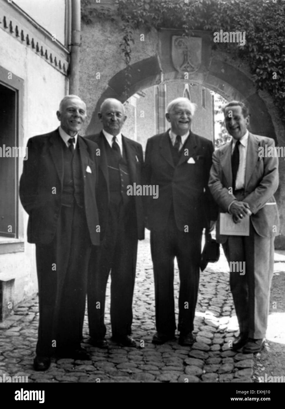 La Conferenza mondiale mennonita si è svolta a Basilea, in Svizzera, nel 1952. Questo incontro internazionale ha riunito rappresentanti mennoniti di vari paesi per discutere questioni religiose e rafforzare la comunità mennonita globale. Foto Stock