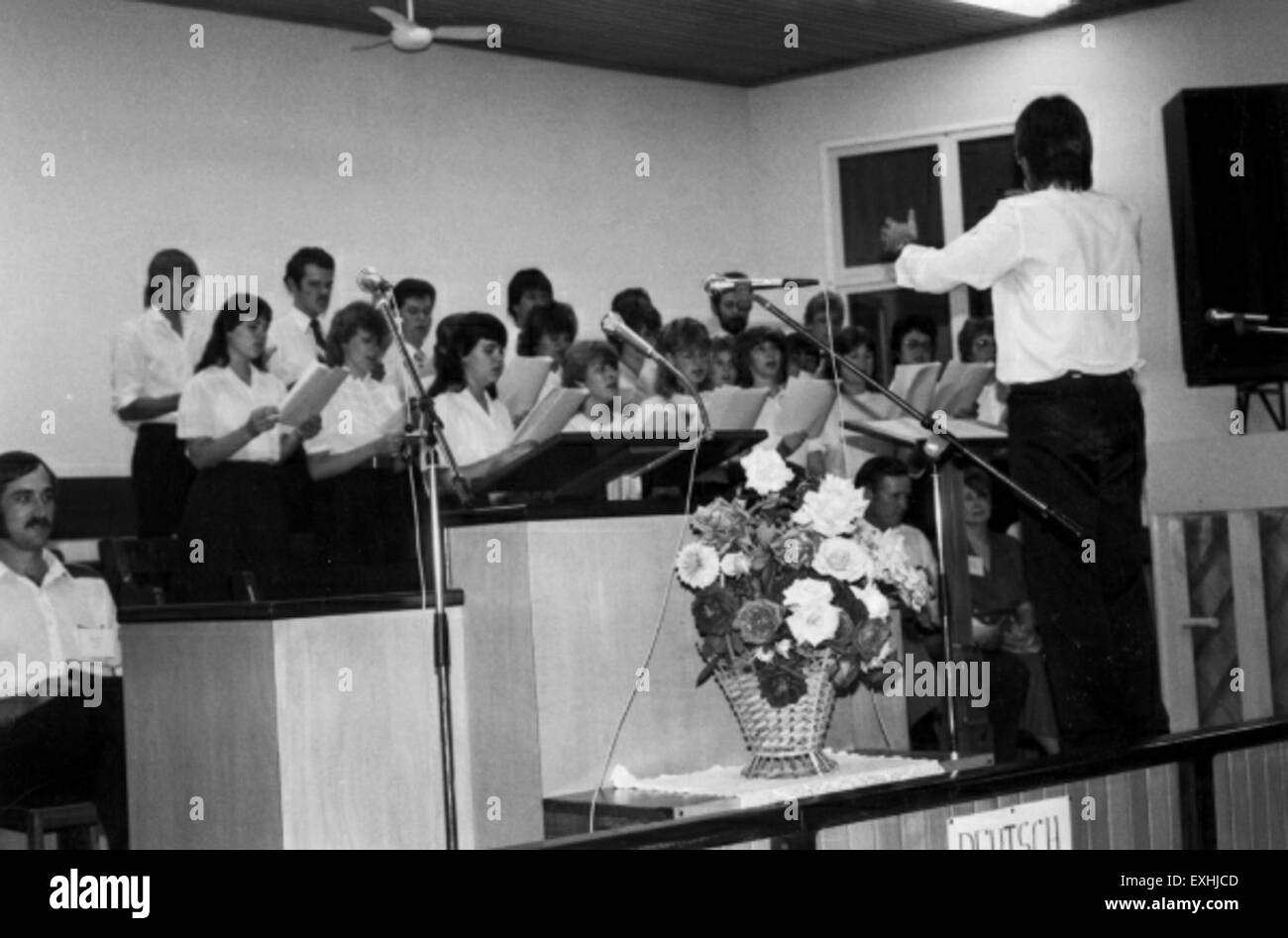 La riunione del Consiglio generale della Conferenza mondiale mennonita del 1987 in Paraguay ha riunito membri di vari paesi per discutere e condividere prospettive sulle questioni mennonite globali. L'evento riflette il costante impegno dei mennoniti verso la fede, il servizio e la comunità in tutto il mondo. Foto Stock