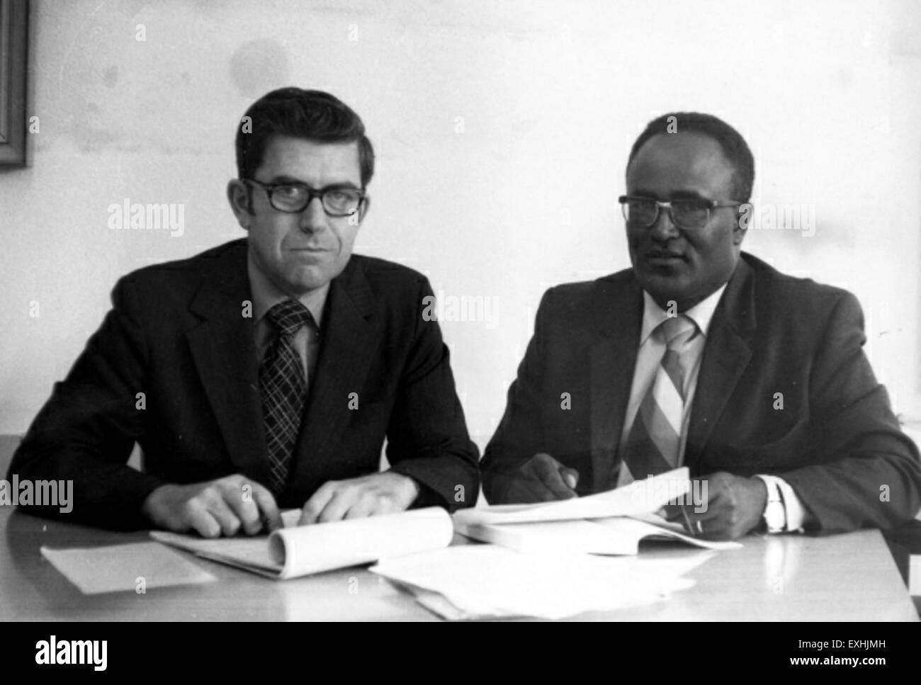Una fotografia storica del convegno mennonita del Presidium nel 1973. L'immagine cattura i membri chiave della conferenza riuniti per le discussioni, riflettendo la leadership e l'impegno della comunità nei confronti dei valori mennoniti. Foto Stock