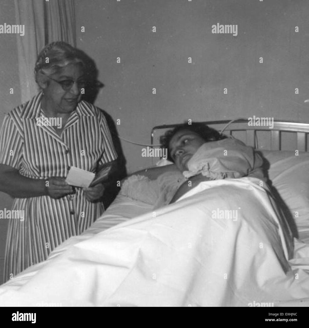 Una fotografia di Mercedes Melendez in visita a un paziente ospedaliero nel 1964, scattata durante una visita umanitaria, che riflette il suo lavoro nel settore sanitario e il suo ruolo nella sensibilizzazione della comunità. Foto Stock