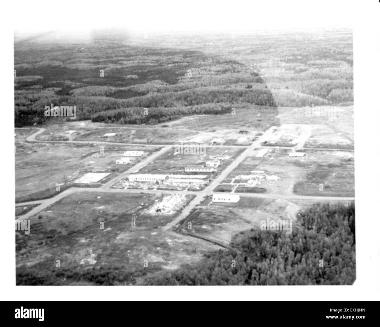 Una vista aerea offre una prospettiva unica del paesaggio, spesso evidenziando la vastità e la topografia della terra sottostante. Questa vista è comunemente utilizzata in mappatura, fotografia e studi ambientali per catturare caratteristiche su larga scala come lo sviluppo urbano, paesaggi naturali e modelli geografici. Foto Stock