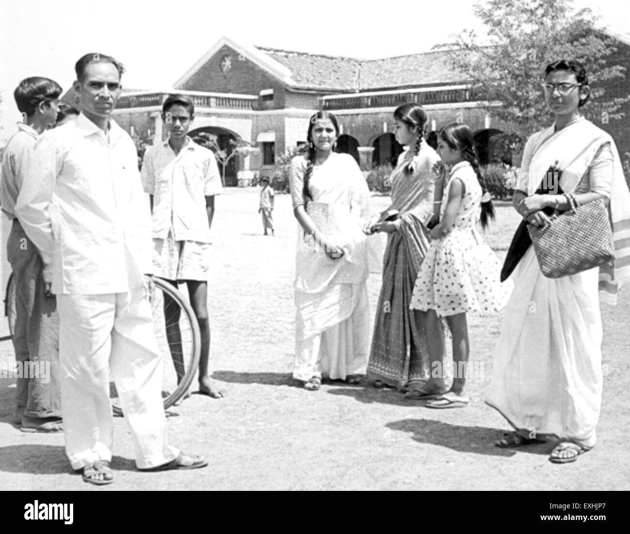 Questa fotografia del 1964 del MHSS a Dhamtari, India, cattura l'edificio storico della scuola e il suo ruolo nella comunità locale. L'immagine evidenzia lo stile architettonico e il significato culturale dell'istituzione. Foto Stock