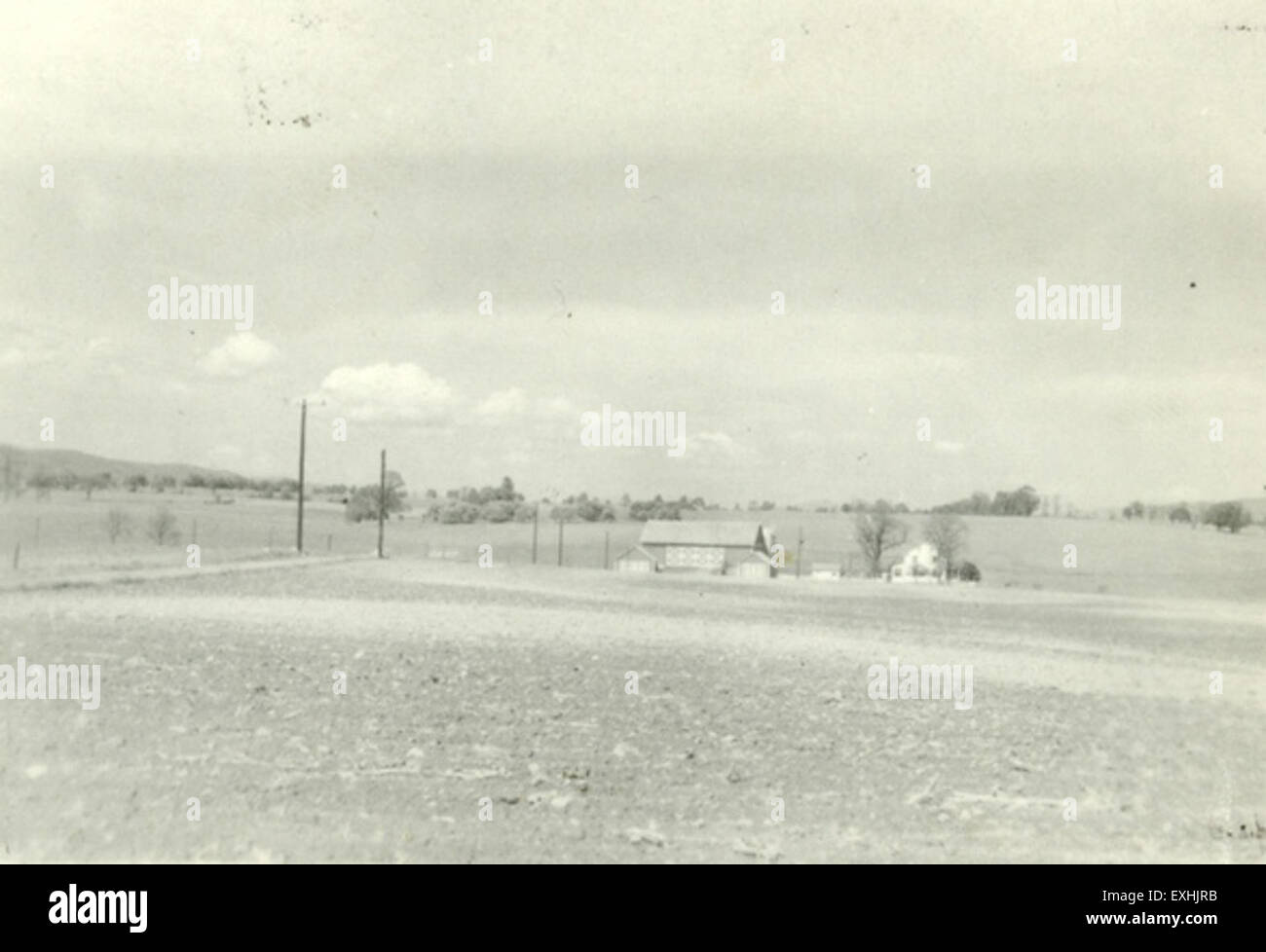 Il dipinto di John S. Zook cattura un paesaggio rurale della contea di Mifflin, Pennsylvania, con la panoramica Stone Mountain. Le opere d'arte mettono in risalto lo stile di vita agricolo della comunità mennonita, con particolare attenzione all'agricoltura e alla vita rurale in questa parte della Pennsylvania. Foto Stock