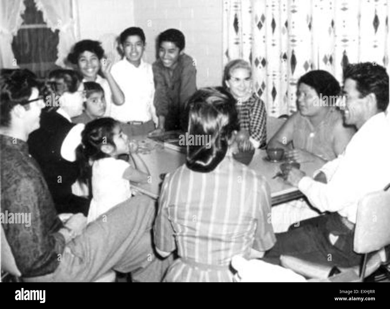 L'immagine raffigura un gruppo di migranti che arriva in una casa a Stanfield, in Arizona, mettendo in evidenza il lato umano della migrazione e le sfide affrontate dagli sfollati. La scena riflette le realtà socio-economiche dell'immigrazione negli Stati Uniti. Foto Stock