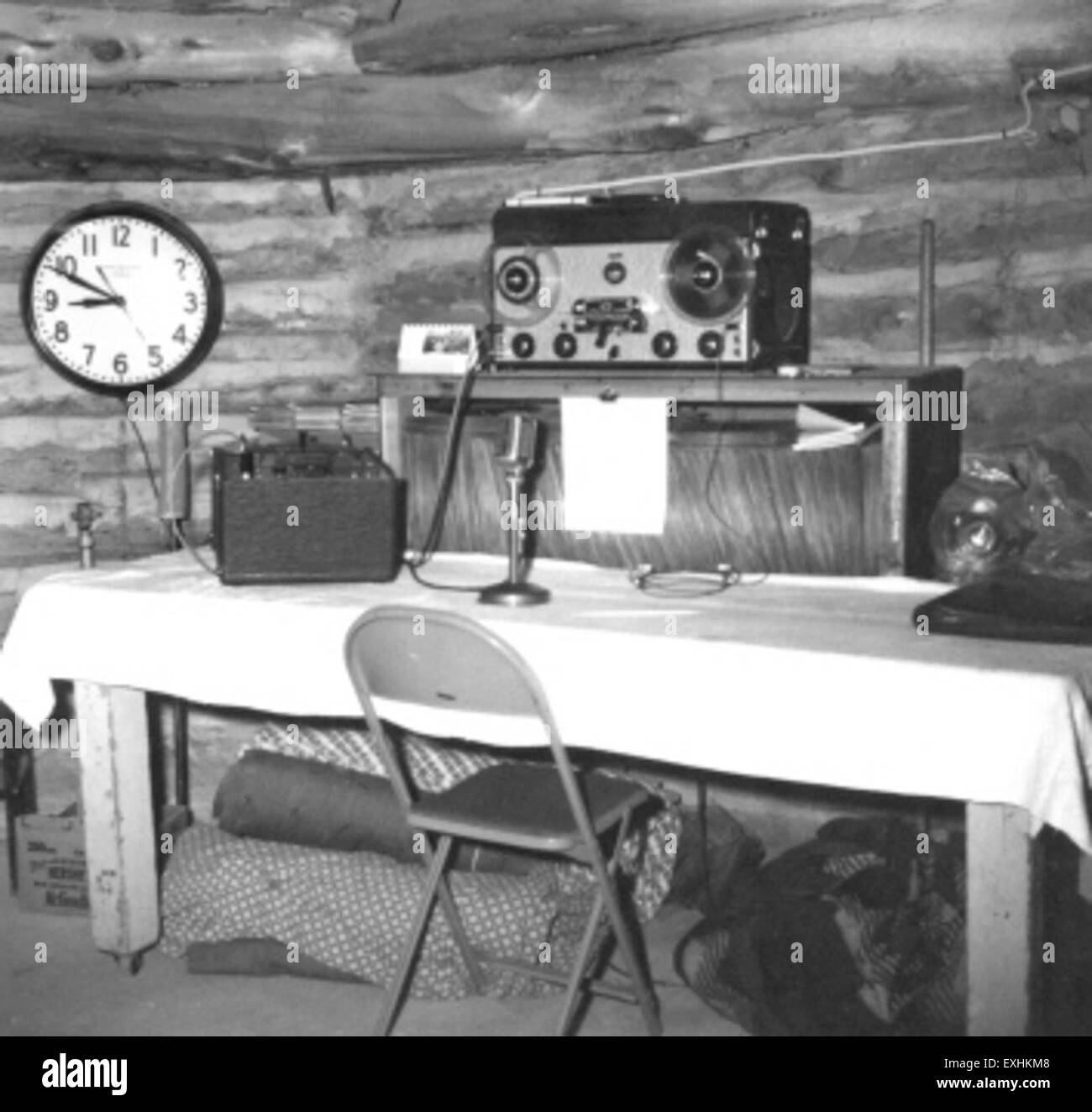 L'attrezzatura Navaho Bible Hour a Chinle include dispositivi audio e di registrazione utilizzati nella comunità Navajo per la trasmissione religiosa, contribuendo alla conservazione culturale e alla sensibilizzazione spirituale nella regione. Foto Stock