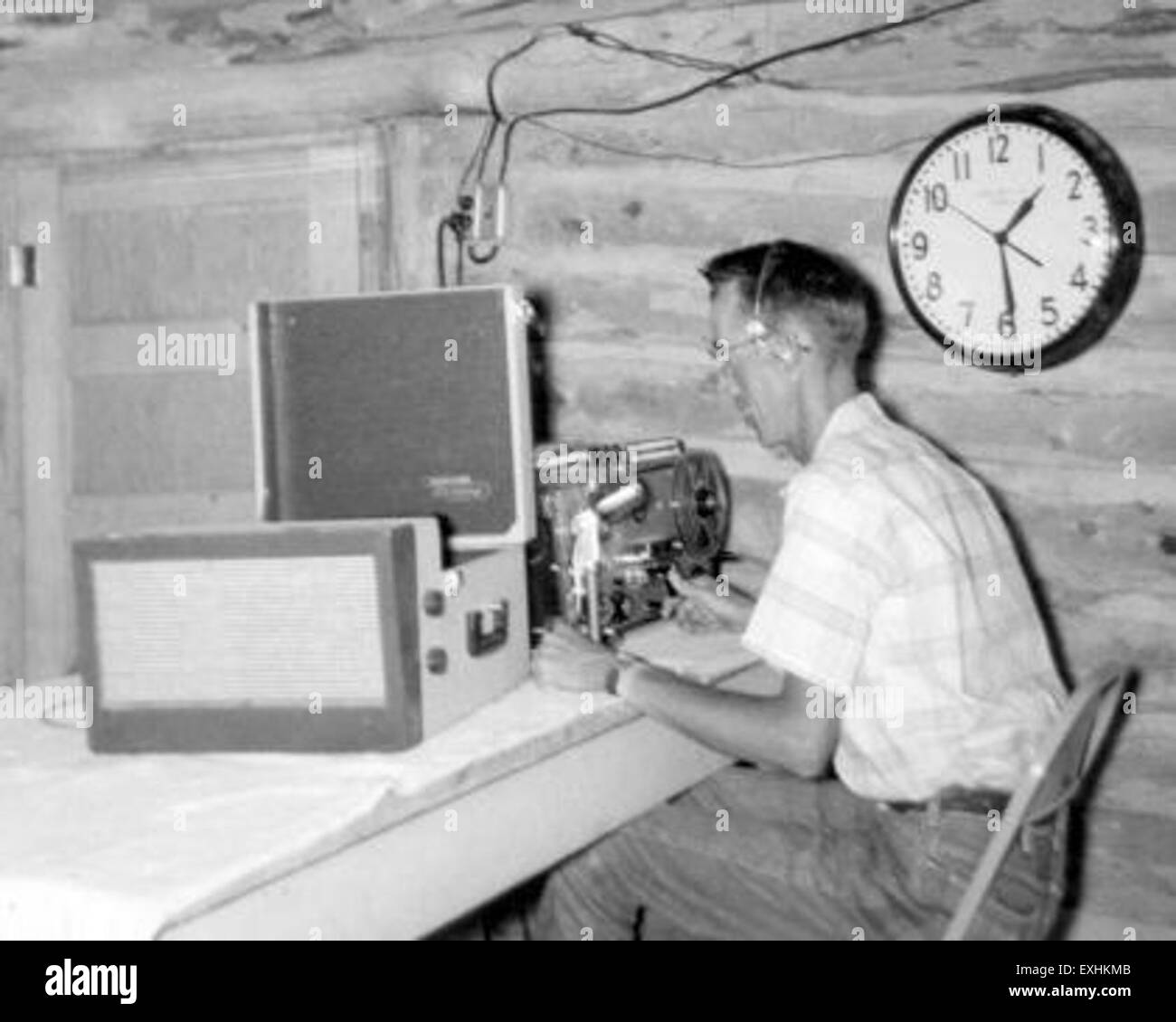 Questa fotografia cattura un momento da una trasmissione Navajo a Chinle, Arizona. I media e gli sforzi di trasmissione della Nazione Navajo servono a connettere e informare la comunità, condividendo importanti informazioni culturali, sociali ed educative in tutta la regione. Foto Stock