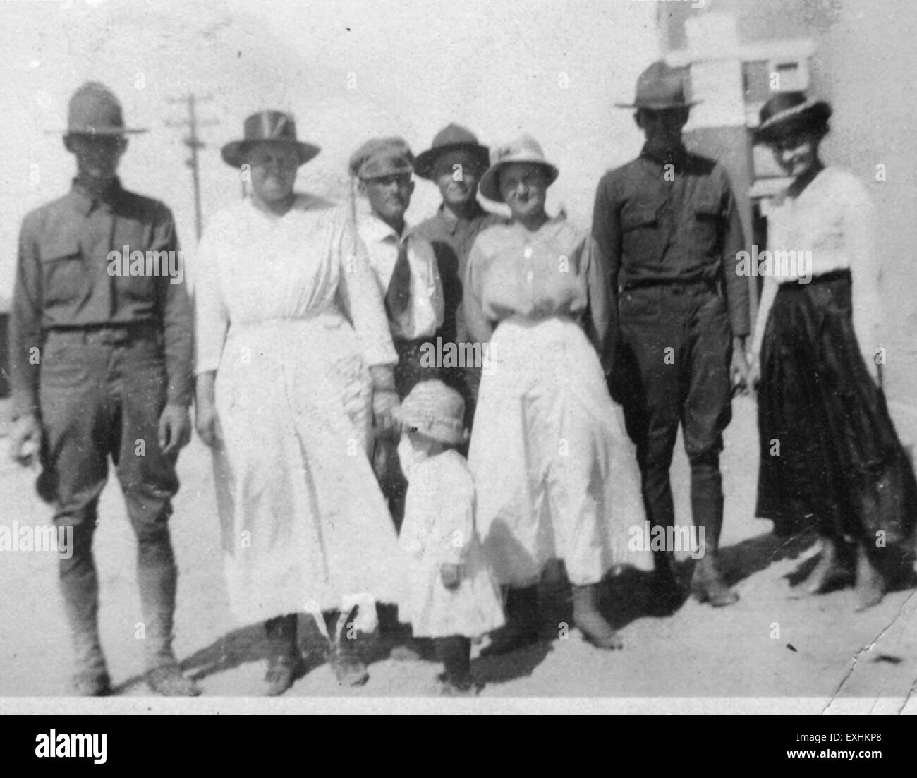 Questa fotografia mostra i fratelli Neufeld che ricevono una visita dalla sorella e dalla famiglia. L'immagine cattura una calda riunione di famiglia, evidenziando le relazioni tra i fratelli e la loro famiglia estesa. Foto Stock
