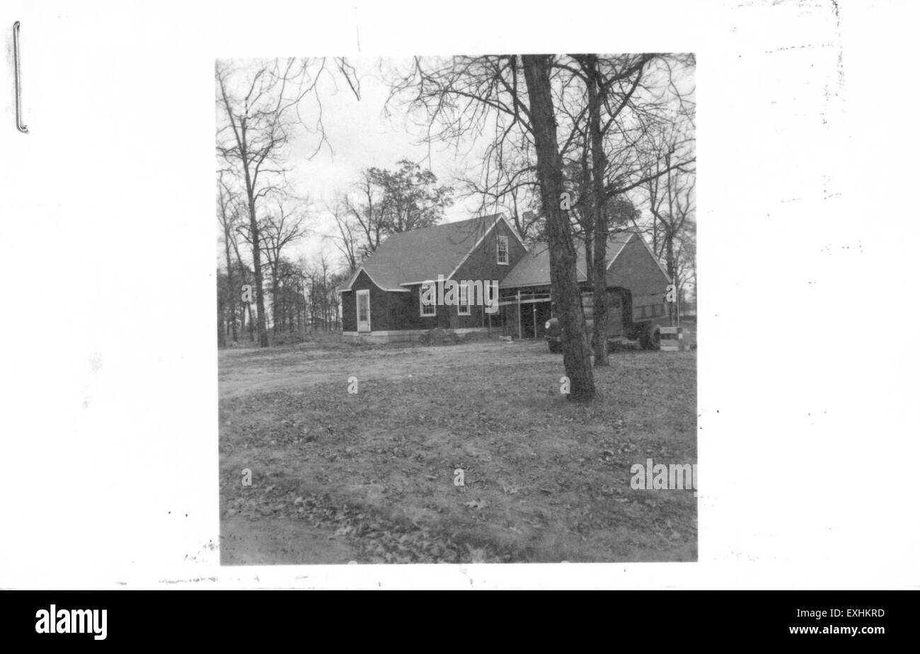 Una nuova casa a Goshen, Indiana, rappresenta un'architettura moderna progettata per soddisfare le esigenze della vita contemporanea. Questo edificio residenziale mescola funzionalità con fascino estetico in una crescente area suburbana. Foto Stock