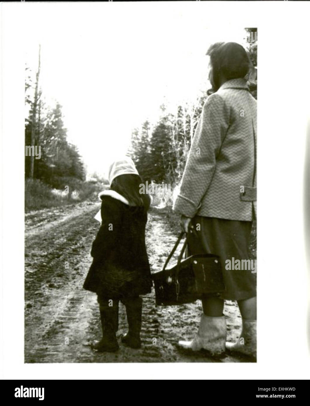 Questa fotografia cattura un'infermiera a Calling Lake, Alberta, parte del programma di volontariato della Mennonite Mission Network. L'infermiera viene vista su una strada rurale della zona, servendo una comunità bisognosa all'interno della rete religiosa mennonita. Foto Stock