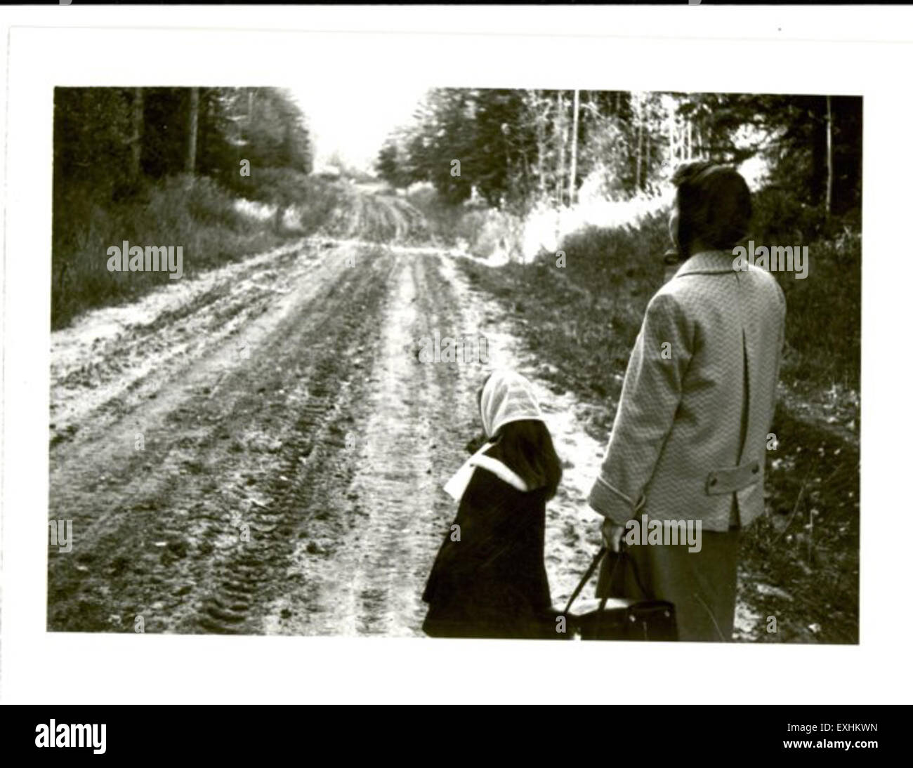 *L'infermiera Knapp e la figlia Elma Reihl Knapp* rappresentano una famiglia mennonita coinvolta in assistenza sanitaria e missione di lavoro in Alberta. L'immagine riflette il ruolo storico delle comunità mennonite nel servizio volontario. Foto Stock
