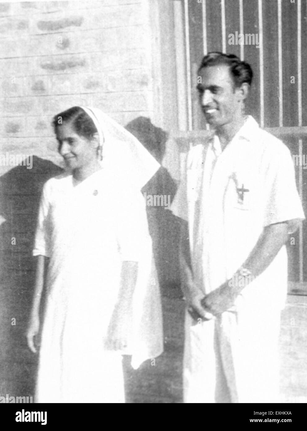 Questa fotografia dell'ospedale Satbarwa di Bihar, India, scattata nel 1964, raffigura infermieri al lavoro all'interno della struttura medica. L'immagine mette in evidenza l'ambiente sanitario nelle zone rurali dell'India durante gli anni '1960 e l'importante ruolo degli infermieri nel fornire assistenza nelle regioni poco servite. Foto Stock