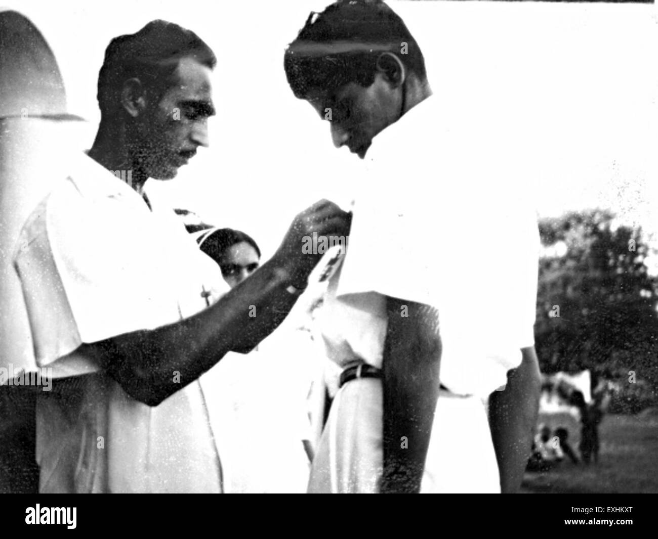 Questa fotografia cattura un laureato in una scuola infermieristica di Dhamtari, in India, nel 1964, segnando un risultato significativo nel campo dell'educazione sanitaria nella regione. Foto Stock
