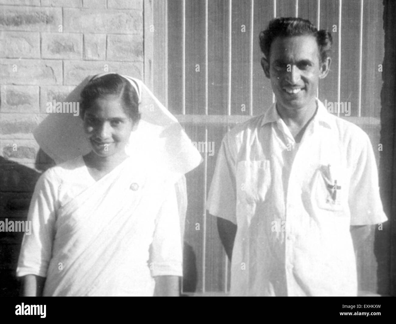 Questa fotografia mostra i laureati della scuola infermieristica di Dhamtari, India, del 1964. L'immagine cattura il momento orgoglioso di questi individui, segnando il loro successo nel campo dell'infermieristica. Foto Stock