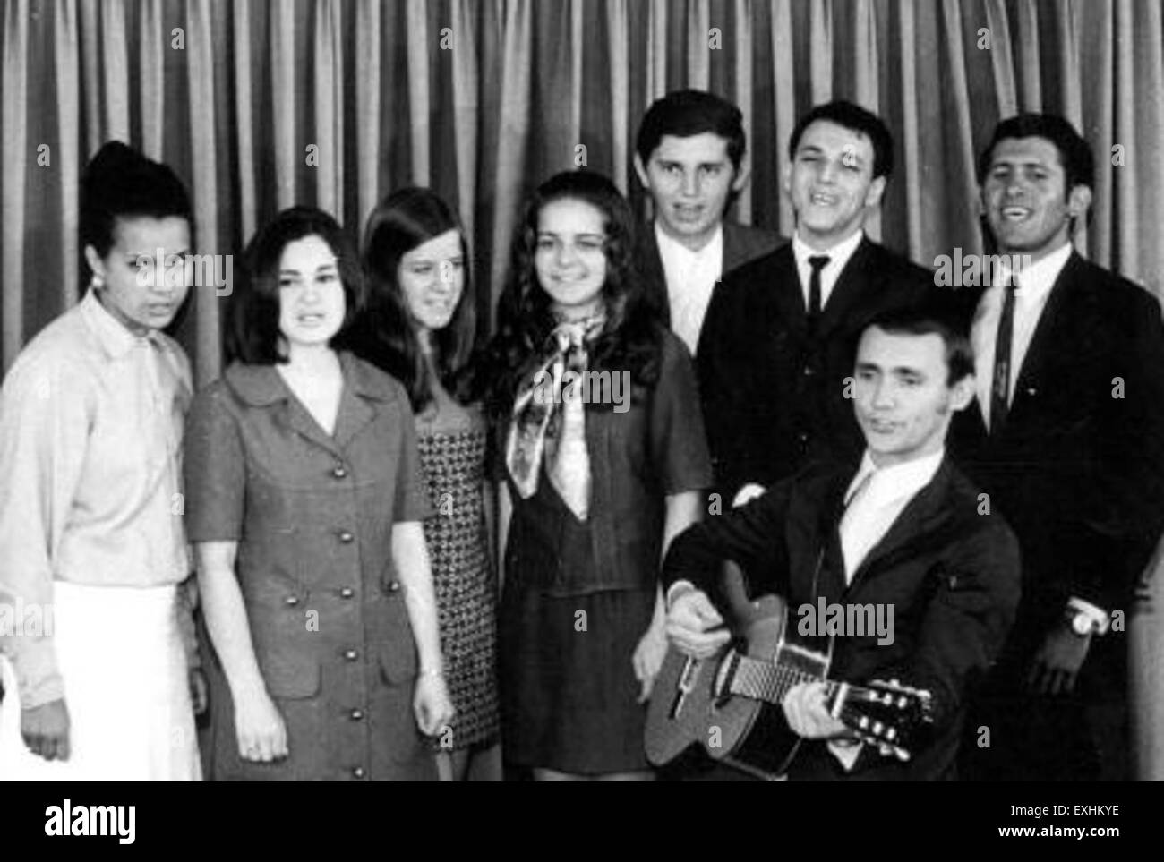 Questo pezzo intitolato "Octet" esemplifica la complessità e l'armonia che si trovano in una collezione di otto elementi musicali o artistici distinti. La composizione utilizza vari mezzi artistici per esplorare equilibrio, simmetria e interazione dinamica, offrendo una rappresentazione visiva dell'unità e della diversità in una forma creativa. Foto Stock